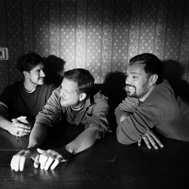 card-image-834-MUMFORD & SONS